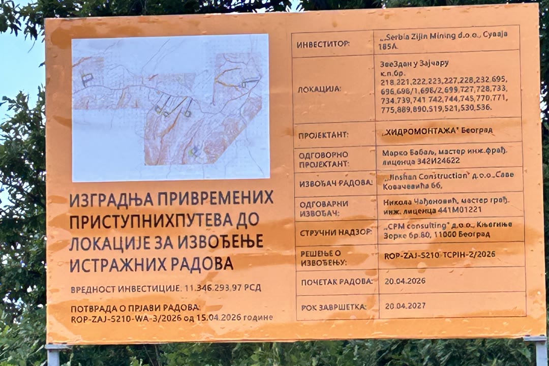 Narandžasta tabla gradilišta sa podacima o investitoru, lokaciji, izvođaču, brojevima rešenja i rokovima radova.