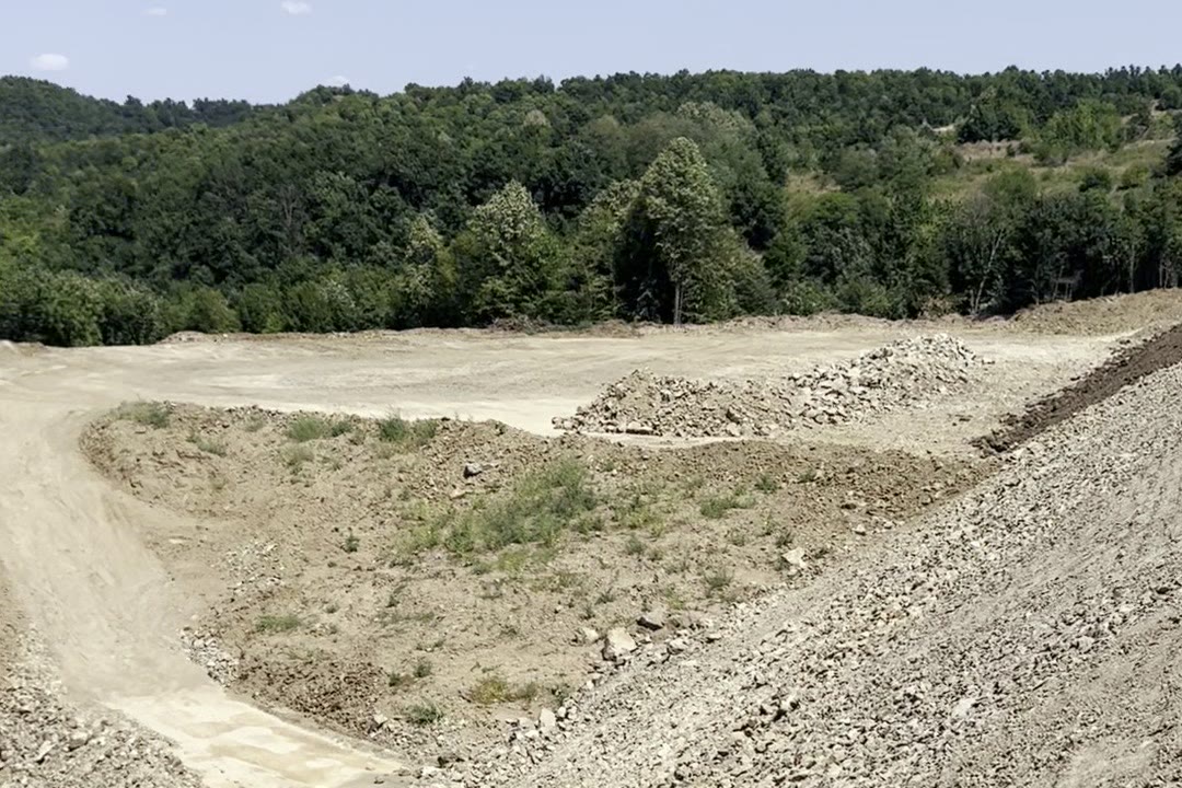 Otkopana etaža i odloženi materijal na Malka Golaji, bez ijedne mašine na licu mesta.