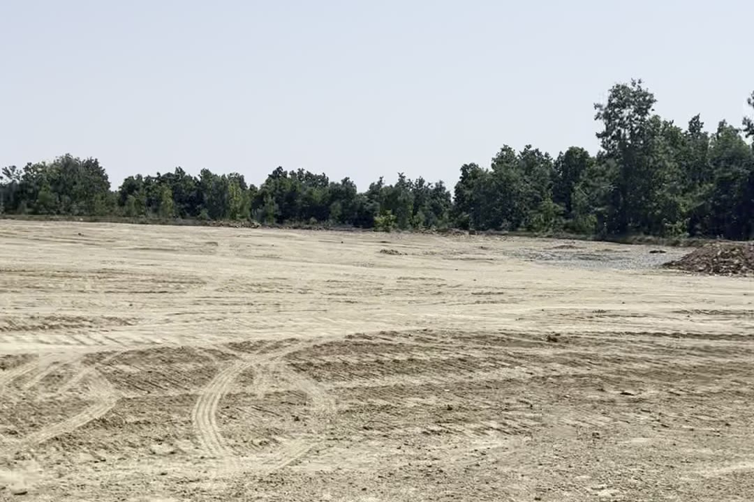 Tragovi gusenica na poravnatom terenu. Opreme više nema.