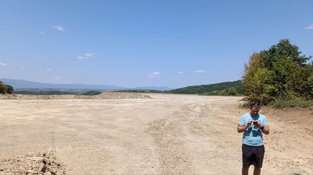 Široki raščišćen plato na Malka Golaji, sa planinama u daljini. Uz desnu ivicu stoji jedna osoba, po kojoj se vidi razmera prostora.